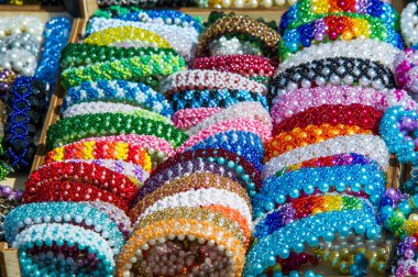 Kadın bilezik renkli camdan. süs bir grup, hoo