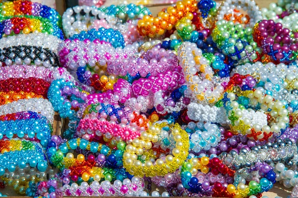 Жіночі браслети з кольорового скла. декоративний гурт — стокове фото