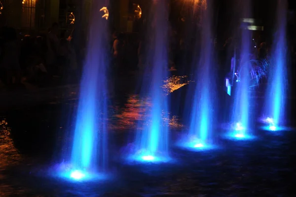 ぼかし ガウス デザイナーの便利です 噴水パイプ穴や圧力力を上向き噴出液のジェット ルミエール泉 リズミカルな光の効果 — ストック写真