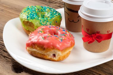 Doku, arka plan, iki çörek ve kahve. İle kaplı çörek 