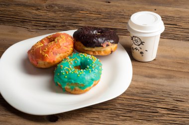 Doku, arka plan, iki çörek ve kahve. İle kaplı çörek 