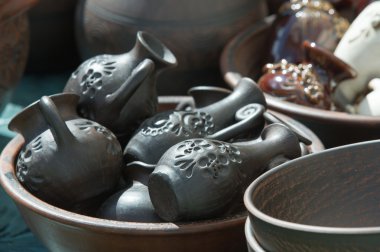 Doku, arka plan. Çanak çömlek. Tencere, yemekler ve diğer makaleler pişmiş toprak veya toprak yapılan. Çanak çömlek geniş toprak, porselen ve taş bölünmüş.