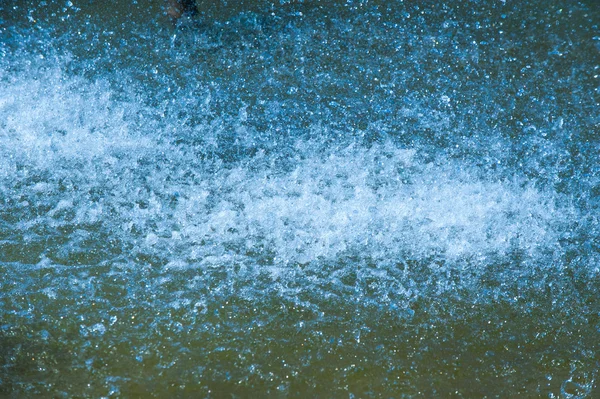 Textura Fundo Splashes Água Uma Fonte Jato Fluido Ejetado Tubo — Fotografia de Stock