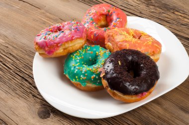 çörek. Yuvarlak kızarmış yağ patty. genellikle bir top ya da halka şeklinde şekerli hamur küçük kızarmış kek. pafta, börek, çörek, hamur-çocuk