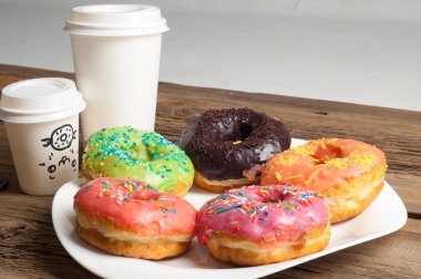 çörek. Yuvarlak kızarmış yağ patty. genellikle bir top ya da halka şeklinde şekerli hamur küçük kızarmış kek. pafta, börek, çörek, hamur-çocuk