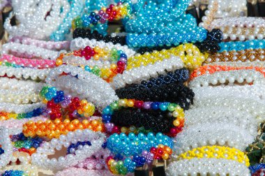 Kadın bilezik renkli camdan. bir süs bandı, çember veya kol ve bilek üzerinde yıpranmış zinciri.