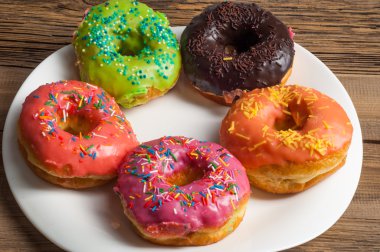 çörek. Yuvarlak kızarmış yağ patty. genellikle bir top ya da halka şeklinde şekerli hamur küçük kızarmış kek. pafta, börek, çörek, hamur-çocuk