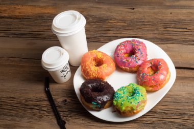 çörek. Yuvarlak kızarmış yağ patty. genellikle bir top ya da halka şeklinde şekerli hamur küçük kızarmış kek. pafta, börek, çörek, hamur-çocuk