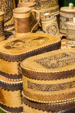 doku, arka plan. Huş kabuğu yapılan el sanatları. Ürün üzerinde bulunmakta: bal, şeker, un, tuz, kahve. Kuzey Amerika kağıt kullanılan birch, Betula papyrifera, geçirimsiz kabuğu,