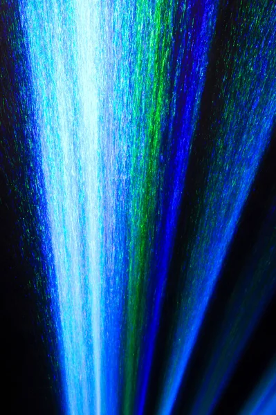 파이프 힘에서 위쪽으로 액체의 제트기 Lumiere 분수입니다 — 스톡 사진