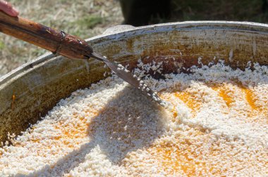 Özbek yerel yemeğiniyiyormuşsun pilav. hisse senedi ile baharat, genellikle et ve sebze eklendi bir Orta Doğu ya da Hint tabak pirinç (veya bazen buğday) pişmiş.