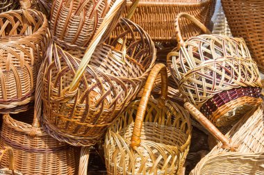 Willow twigs dokuma sepetleri. tutun veya genellikle baston veya tel örgü şeritler yapılan şeyler, gerçekleştirilmesi için bir Konteyner-Büro düzenlemeleri.