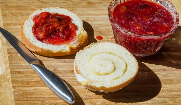 Frühstück Mit Pflaumenmarmelade Muffin Beschmierte Pflaumenmarmelade Ein Messer Zum Schneiden — Stockfoto