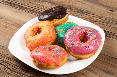 çörek. Yuvarlak kızarmış yağ patty. genellikle bir top ya da halka şeklinde şekerli hamur küçük kızarmış kek. pafta, börek, çörek, hamur-çocuk