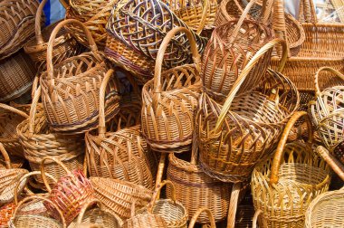 Willow twigs dokuma sepetleri. tutun veya genellikle baston veya tel örgü şeritler yapılan şeyler, gerçekleştirilmesi için bir Konteyner-Büro düzenlemeleri.