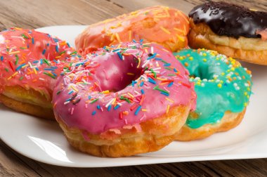 çörek. Yuvarlak kızarmış yağ patty. genellikle bir top ya da halka şeklinde şekerli hamur küçük kızarmış kek. pafta, börek, çörek, hamur-çocuk