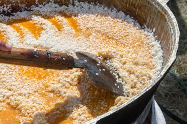 Özbek yerel yemeğiniyiyormuşsun pilav. hisse senedi ile baharat, genellikle et ve sebze eklendi bir Orta Doğu ya da Hint tabak pirinç (veya bazen buğday) pişmiş.