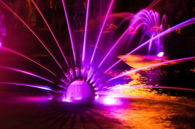 Çeşme jet sıvı yukarı doğru boru delik ya da basınç kuvveti atılır. Lumiere çeşme. ritmik ışık efektleri