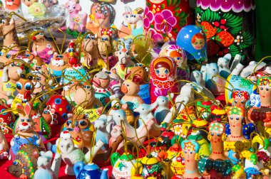 Muhteşem hayvanlar şeklinde ıvır zıvır. Kadınların üzerinde isimleri brilkah yazılmış Valya, Larissa, Luba, Victoria, Svetlana, umut, Alexander, Marina. . bir küçük süs veya öğe küçük değeri takı.