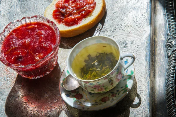 Reggeli Jam Szilva Zöld Tea Egy Régi Ezüst Tálca — Stock Fotó