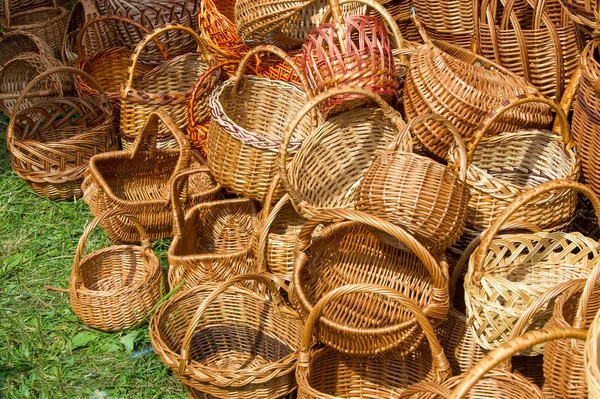 Cestas tecidas de galhos de salgueiro. um recipiente usado para segurar ou carro — Fotografia de Stock