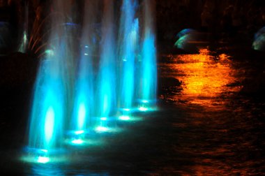 Gauss Bulanıklığı. Tasarımcı için uygundur. Çeşme jet sıvı yukarı doğru boru delik ya da basınç kuvveti atılır. Lumiere çeşme. ritmik ışık efektleri