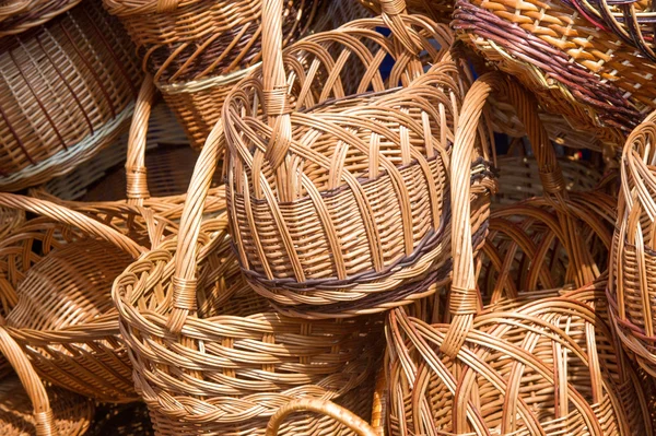 Cestas tejidas de ramas de sauce. un contenedor utilizado para sostener o el coche — Foto de Stock