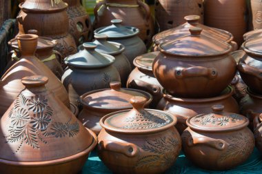 Doku, arka plan. Çanak çömlek. Tencere, yemekler ve diğer makaleler pişmiş toprak veya toprak yapılan. Çanak çömlek geniş toprak, porselen ve taş bölünmüş.