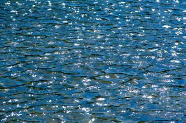 Doku arka plan. Doku arka plan. Havuzda su sayacı ışıkta fotoğraflandı. Dalgalar üzerinde güneş parlamayı