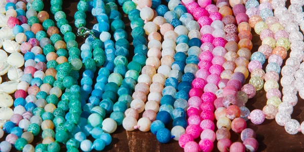 女性的珠子 一块小小的玻璃 石头或类似的材料 通常圆形和穿孔为线程与他人作为一条项链或念珠或到织物缝纫 — 图库照片