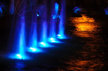 Gauss Bulanıklığı. Tasarımcı için uygundur. Çeşme jet sıvı yukarı doğru boru delik ya da basınç kuvveti atılır. Lumiere çeşme. ritmik ışık efektleri