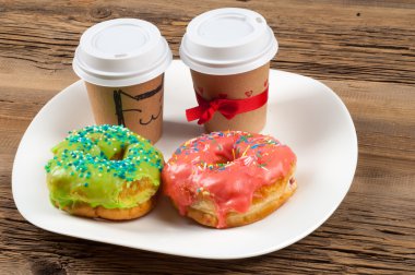 Doku, arka plan, iki çörek ve kahve. İle kaplı çörek 