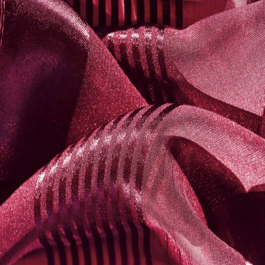 İpek kumaş. Farklı boyutlarda çizgileri olan şeffaf ipek kumaş, kırmızı. doku, arkaplan, desen,