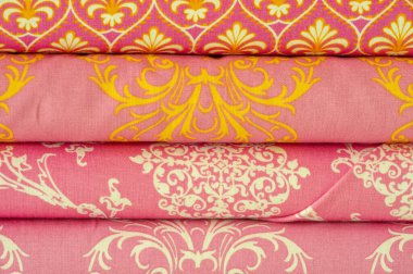 Kumaşları karıştır. Tezgah. Farklı türde birçok kumaş. Yukarıdan bak. Baskı, pamuk, karışık forma. Elbise dikmek ve çarşaf dikmek için..