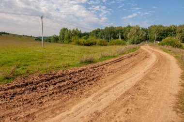 Yaz manzarası, yerel yol, Ağustos sonu. Dünyanın Avrupalı parçası