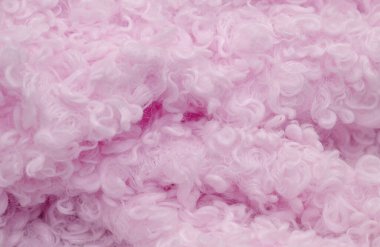 Soluk pembe renkli sahte kürk. Karakul kuzu derisinin taklidi. Görünüşü ve sıcaklığı hayvan kürküne benzeyen tüylü kumaş olarak bilinir..