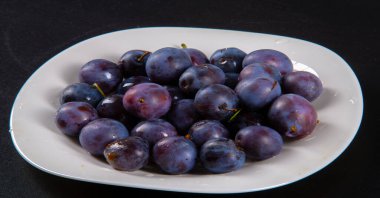 Prunus spinosa stüdyoda fotoğraflandı. Prunus spinosa, siyah kabuğu ve yoğun, sert, dikenli dallarıyla 5 metreye kadar büyüyen büyük bir yaprak döken çalıdır..