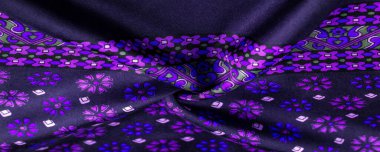 Mavi ve mor çiçekli koyu mavi ipek kumaş, yoğun kumaş, triasetat liflerine dayalı çift taraflı..