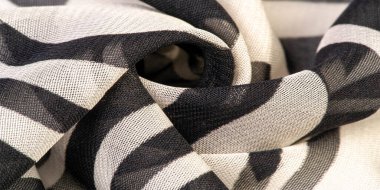 İpek kumaş, siyah beyaz soyut çizgiler. Soyut siyah beyaz desenli büyülü bir şekil. Retro modern dekor, tekstil sanatı, tasarım, doku, arkaplan, kalıp