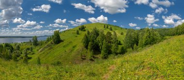 Yaz fotoğrafçılığı, su çayırları, nehir taşkın ovaları, dağdan çekilmiş fotoğraflar. Nehrin kenarında yemyeşil çimenler, çam, huş ağacı, fındık ağacı yetişir. sıcak yaz günleri