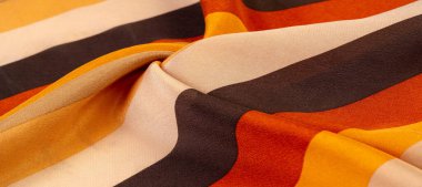 İpek kumaş, çizgili kumaş, kahverengi-kırmızı-bej çizgiler, zarif tasarım. Hassas ipek kumaş. Yüksek çözünürlüklü doku, kalıp, arkaplan, koleksiyon