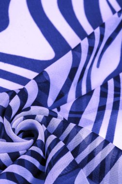 İpek kumaş, mavi ve beyaz soyut çizgiler. Soyut mavi ve beyaz desenlerin sihirli şekli. Retro modern dekor, tekstil sanatı, tasarım, doku, arkaplan, kalıp