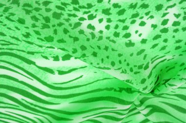 Yeşil-beyaz çizgili ipek kumaş, Afrika tarzı zebra derisi. Tasarımcı için, tasarımın taslağı, dekoratörün çevresi. Arkaplan dokusu koleksiyonu