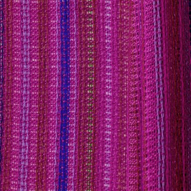 Kırmızı-mavi-yeşil çizgili yakut kırmızısı kumaş, çok açık elastik forma, ışık parıltısı. desen arkaplan, desen kartpostal