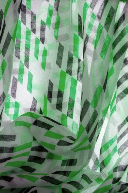 Yeşil ve siyah geometrik eşkenar dörtgen şekilli beyaz ipek kumaş. Soyut çizim frangı, yakın plan, tasarım için arka plan, klasik parlak desen. Doku. Geçmişi. Şablon.