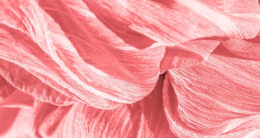 İpek kumaş. Kırmızı kırışık kumaş dokusu. Kırmızı buruşuk peri dokusu dalgalı yüzey, yakın çekim, yumuşak odak. arkaplan, kalıp