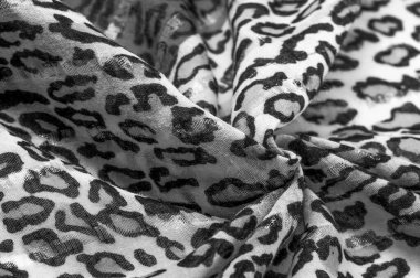 İpek kumaştan siyah beyaz leopar desenli. Leopar desenli hafif ipek senin tasarımına mükemmel uyacak, şık görünüyor ve kaba değil! Doku, arkaplan, desen