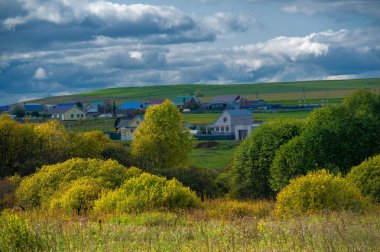 Sonbahar manzara fotoğrafı. Avrupa 'nın düz bitki örtüsü. Çayırlar, vadiler, çalılıklar, açık yaprak döken veya karışık ormanlar. Eylül 'de Meadows