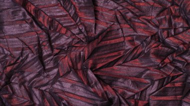 Kırmızı çizgili siyah ipek kumaş, kırışık kumaş. Doku. Soyut koyu arkaplan, doku etkisi. şablon. Duvar Kağıdı.
