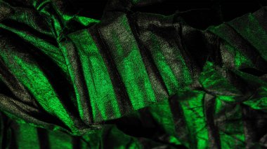 Mavi zümrüt çizgili siyah ipek kumaş, buruşuk kumaş. Doku. Soyut koyu yeşil arka plan, doku etkisi. şablon. Duvar Kağıdı.